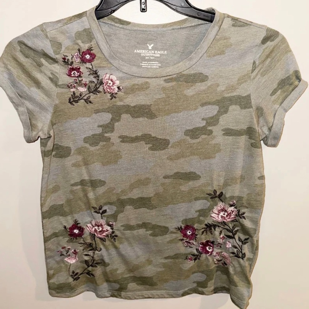 AMERICAN EAGLE OUTFITTERS Camouflage Pink Embroidered Floral Shirt, Size XS